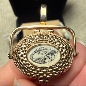 14K Gold Nantucket Scrimshaw Mermaid Basket Locket 🧜‍♀️♥️ Make an Offer